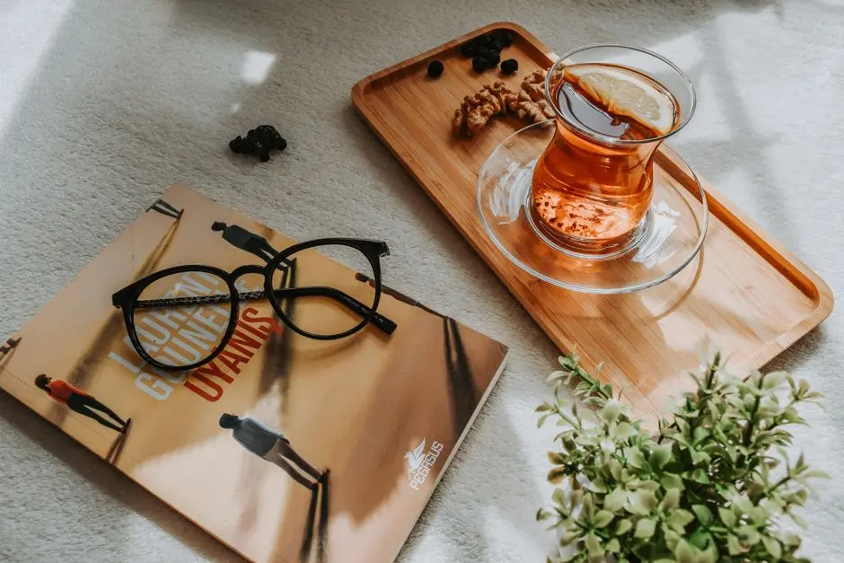 seorang perempuan membaca buku sambil minum teh