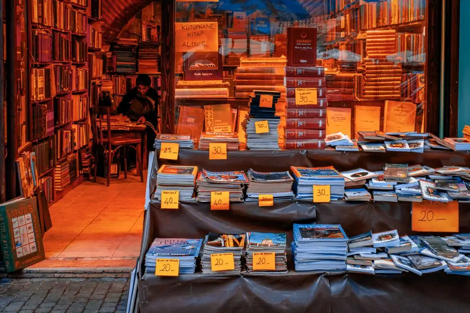 tumpukan buku bekas di lapak pasar